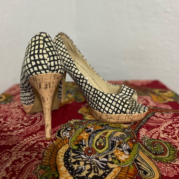 Black and White Pumps - Picture 3 of 4